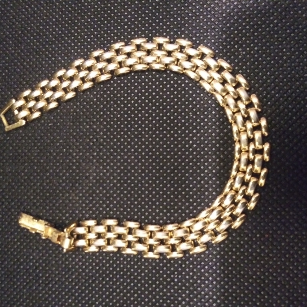 Goldtone Braclet - Picture 3 of 6
